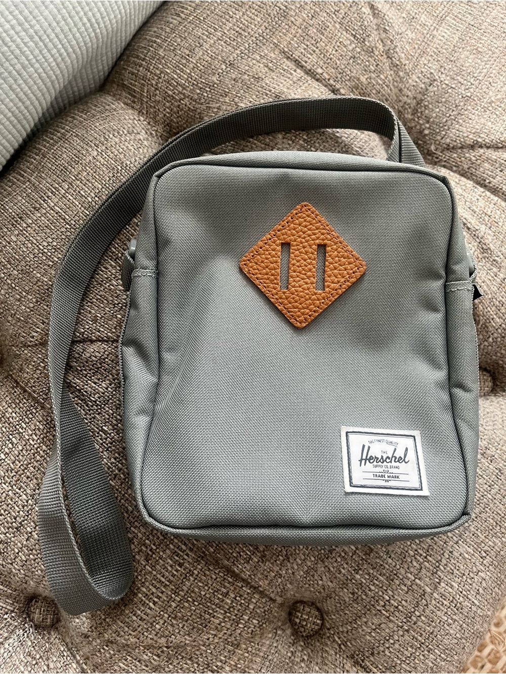 👜 Herschel Supply Co. Gray Crossbody Bag